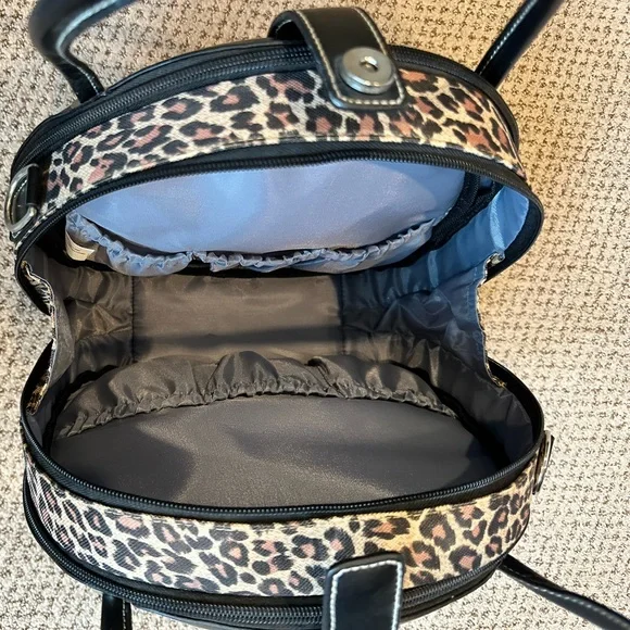 🍁 Sale! Like New! Leopard Print Round Travel Case with Multiple Compartments - Picture 8 of 11